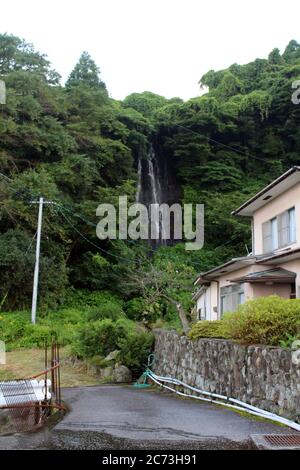 Shiraito Fall, Wasserfall rund um die Thermalquelle Bereich Beppu. Aufgenommen im Juni 2019 Stockfoto