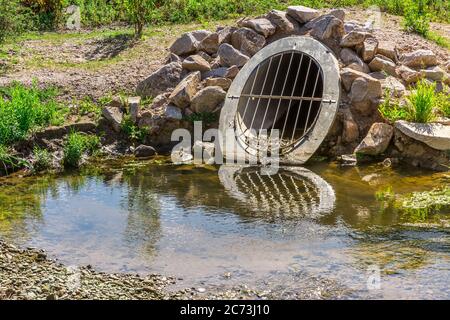 Wasser-Entwässerungsleitung verhindert Überflutung Bauernhof und Urbanisierung Land. Stockfoto