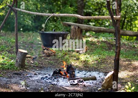 Zubereitung von Speisen am Lagerfeuer in der Natur Stockfoto