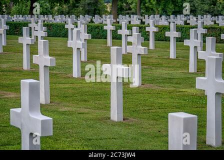 Reihen mit weißem Kreuz auf dem US-Militärfriedhof in Madingley, Cambridgeshire Stockfoto