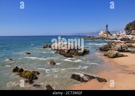 Felsen an der Küste von Vina del Mar, Chile Stockfoto