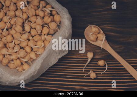 Nahaufnahme von Kichererbsensprossen auf Holzgrund Stockfoto