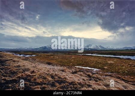 Wunderschöne isländische Landschaft. Spektakuläre Berge mit dramatischem Himmel entlang der Ringstraße, Route 1, Island Stockfoto