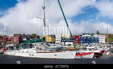 Torshavn, Färöer Inseln - August 2019: Fischerboote im Hafen von Torshavn auf den Färöer Inseln. Stockfoto