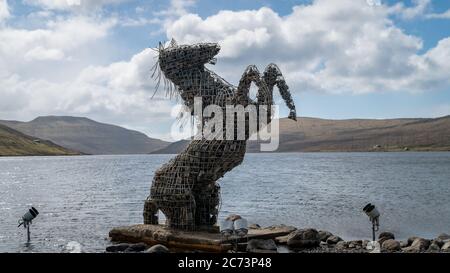 Torshavn, Färöer Inseln - Mai 2019: Färöer Pony Nix Nykur Statue in der Nähe des Flughafens in Vagar Stockfoto