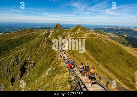 Wanderer auf dem Weg von Puy de Sancy, Vulkane der Auvergne Natural Regional Park, Massif du Sancy, Auvergne, Frankreich, Europa zum Seitenanfang Stockfoto