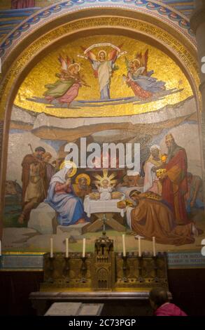 April 28. 2014 Lourdes Frankreich Gloria in excelsis deo. Monumentale Mosaikbilder schmücken das Innere der Rosenkranz-Basilika. Stockfoto