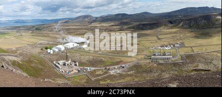 Nesjavellir Geothermie-Anlagen in Island. Geothermische Gegend mit kochenden Schlammbecken und dampfenden Fumarolen in Island Stockfoto