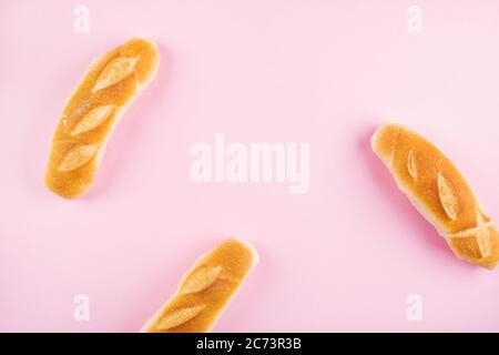 Drei Mini Baguette auf rosa Hintergrund Stockfoto