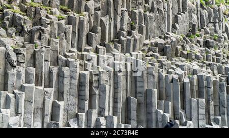 Basaltsäulen geologische Formation am Reynisfjara Strand, Südküste Islands Stockfoto