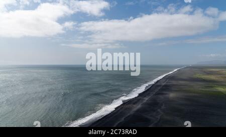Endloser vulkanischer schwarzer Sandstrand in Vik Island Stockfoto