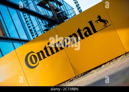 Hannover, Deutschland. Juli 2020. Das Logo der Continental AG ist auf einem Bauzaun auf der Baustelle für die neue Continental-Zentrale zu sehen. Die Hauptversammlung des Automobilzulieferers und Reifenherstellers Continental findet heute, Dienstag (14. Juli 2020) statt. Quelle: Moritz Frankenberg/dpa/Alamy Live News Stockfoto