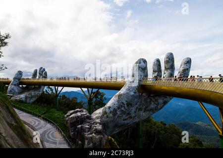 Die Goldene Brücke am Himmel für Spaziergänge in Ba Na Hügel, Da Nang, Vietnam im August 2019 Stockfoto