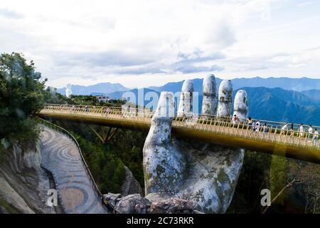 Die Goldene Brücke am Himmel für Spaziergänge in Ba Na Hügel, Da Nang, Vietnam im August 2019 Stockfoto