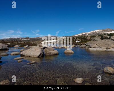 Blick auf den Wanderweg vom Charlottes Pass zum Mount Kosciuszko im Sommer. Der Snowy River. Australien. Stockfoto