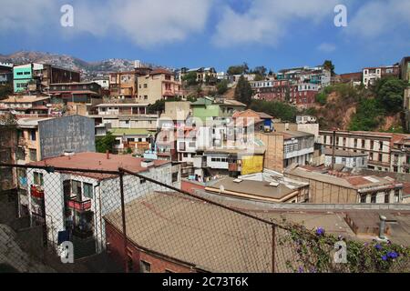 Der Blick auf den Hügel mit alten Häusern in Valparaiso, Pazifikküste, Chile Stockfoto