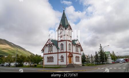 Husavik, Island - Juni 2019: Isländische Kirche in der kleinen Stadt Husavik im Norden Islands. Stockfoto