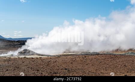 Hverir Myvatn Geothermie-Gebiet mit kochenden Schlammbecken und dampfenden Fumarolen in Island Stockfoto