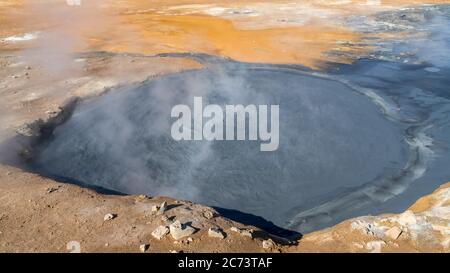 Hverir Myvatn Geothermie-Gebiet mit kochenden Schlammbecken und dampfenden Fumarolen in Island Stockfoto