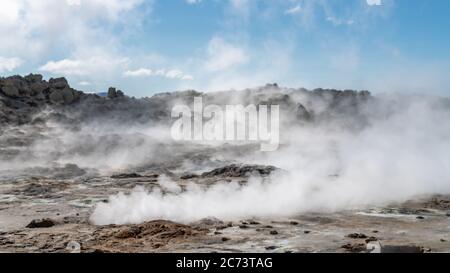 Hverir Myvatn Geothermie-Gebiet mit kochenden Schlammbecken und dampfenden Fumarolen in Island Stockfoto