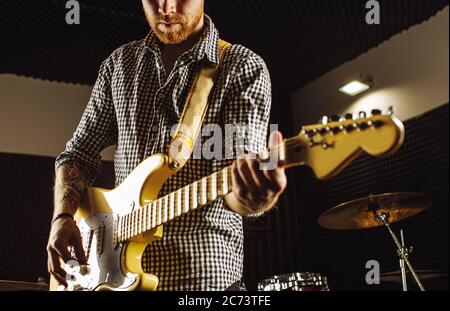 Cropped kaukasischen Mann führen Musik mit dem Einsatz von E-Gitarre, schöner Kerl in Aufnahme-Studio. Musik, Instrumente Konzept Stockfoto