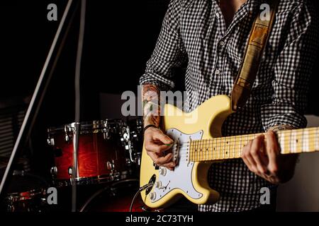 Cropped kaukasischen Mann führen Musik mit dem Einsatz von E-Gitarre, schöner Kerl in Aufnahme-Studio. Musik, Instrumente Konzept Stockfoto