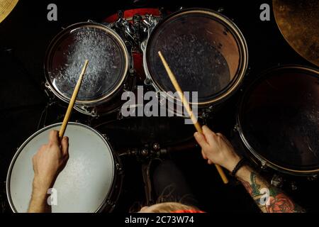 Drum View auf nicht erkennbaren kaukasischen Schlagzeuger spielen auf Schlagzeug. Junge professionelle Drum-Player Kick Drum Platte. Mann genießen Musik, verwenden Sticks Stockfoto