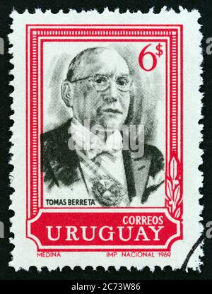 URUGUAY - UM 1969: Eine in Uruguay gedruckte Briefmarke, die zum 22. Todestag von Präsident Tomas Berreta, 1875-1947, um 1969, herausgegeben wurde. Stockfoto