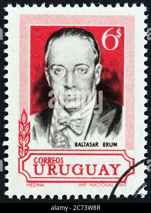 URUGUAY - UM 1969: Eine in Uruguay gedruckte Briefmarke, die zum 36. Todestag von Präsident Baltasar Brum, 1883-1933, um 1969, herausgegeben wurde. Stockfoto