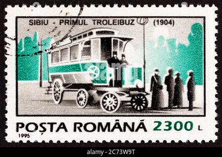 RUMÄNIEN - UM 1995: Eine in Rumänien gedruckte Briefmarke aus der 'Transportwesen'-Ausgabe zeigt den ersten Obus, 1904, Sibiu, um 1995. Stockfoto