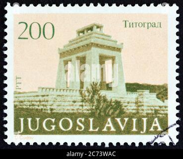 JUGOSLAWIEN - UM 1983: Eine in Jugoslawien gedruckte Briefmarke zeigt Triumphbogen, Titograd, um 1983. Stockfoto