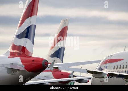 Glasgow, Schottland, Großbritannien. Juli 2020. Im Bild: British Airways-Jets stehen auf dem Asphalt des Glasgow International Airport. BA haben einige ihrer Jets aus Glasgow verlegt, doch aufgrund der anhaltenden Probleme in der Luftfahrtindustrie aufgrund der Coronavirus-Pandemie (COVID19), Und auch mit möglichen industriellen Aktionen auf den Karten von BA-Mitarbeitern mit einer riesigen Anzahl von Stellenstaus werden viele BA-Flugzeuge auf unbestimmte Zeit geerdet bleiben. Quelle: Colin Fisher/Alamy Live News Stockfoto