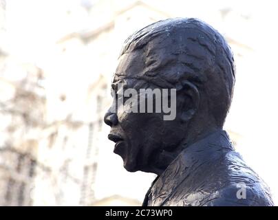 Bronzestatue von Nelson Mandela, Parliament Square, London, England, UK.der Bildhauer ist Ian Walters.das Foto wurde am 25. Februar 2016 aufgenommen. Stockfoto