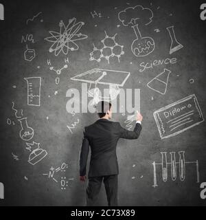 Wissenschaftler schreibt Formeln auf Tafel Stockfoto