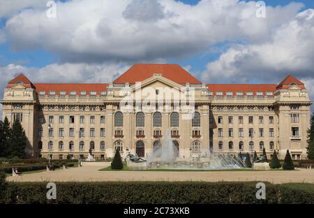 Das Hauptgebäude der Universität Debrecen mit Brunnen in Debrecen, Ungarn, zieht viele internationale Studenten für ihren intensiven Sprachkurs an. Stockfoto