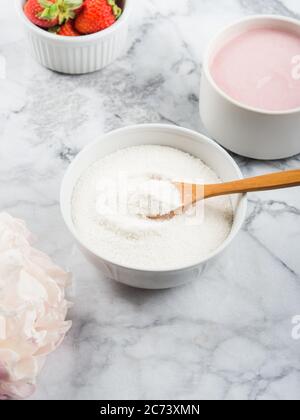 Kollagen-Protein-Pulver in Schüssel auf Marmor Stockfoto