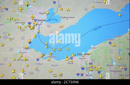 Flugverkehr über Detroit und Cleveland (13. juli 2020, UTC 16.35) im Internet mit Flightradar 24-Standort, während der Coronavirus-Pandemie-Periode Stockfoto