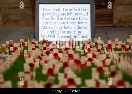 "Damit wir nicht vergessen" Erinnerung an den Gedenktag mit Mohnblumen vor der Bath Abbey, Bath, England. Das Foto wurde am 15. November 2015 aufgenommen. Stockfoto