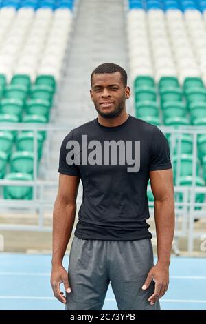Nahaufnahme Foto von gut gebauten gut gebauten Fußballspieler mit einer Pause im Stadion. Nahaufnahme Porträt. Freizeit, Freizeit Stockfoto