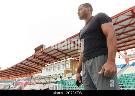 Persönlicher Trainer, der den Trainingsprozess steuert.Nahaufnahme Foto. Low-Angle-Ansicht. Kopierbereich. Stockfoto