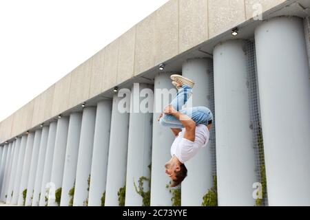 Mann hält seine Knie und springt in der Luft, in voller Länge Seitenansicht Foto. Copy Raum, Gleichgewicht zwischen Leben und Tod Stockfoto