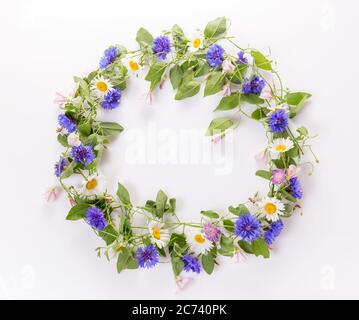 Kranz von Wildblumen isoliert auf weißem Hintergrund. Stockfoto