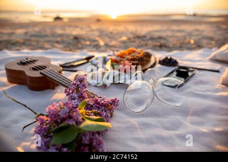 Picknick bei Sonnenuntergang. Picknick am Strand. Sushi-Set Stockfoto