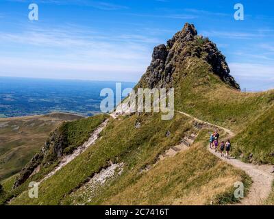 Wanderer auf dem Weg in das Massiv von Sancy, Vulkane der Auvergne Naturpark, Puy de Dome, Auvergne-Rhone-Alpes, Frankreich Stockfoto
