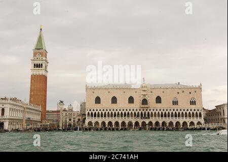 Europa, Italien, Venetien, Venedig. Stadt an der Adria-Lagune gebaut. Stadt der Wasserkanäle statt Straßen. Hauptstadt der Serenissima Republik Venedig. UNESCO-Weltkulturerbe. Dogenpalast von der Kirche S. Maria della Salute aus gesehen. Stockfoto