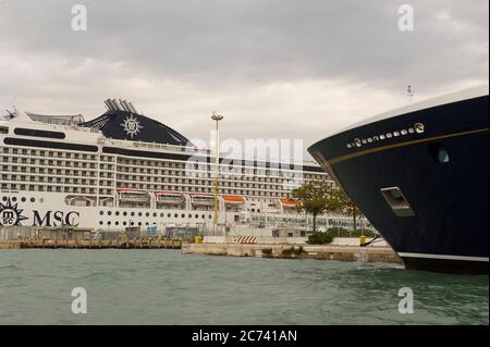 Europa, Italien, Venetien, Venedig. Stadt an der Adria-Lagune gebaut. Stadt der Wasserkanäle statt Straßen. Hauptstadt der Serenissima Republik Venedig. UNESCO-Weltkulturerbe. Kreuzfahrtschiff noch in Venedig Stockfoto