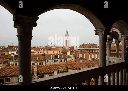 Europa, Italien, Venetien, Venedig. Stadt an der Adria-Lagune gebaut. Stadt der Wasserkanäle statt Straßen. Hauptstadt der Serenissima Republik Venedig. UNESCO-Weltkulturerbe. Wendeltreppe des Palazzo Contarini del Bovolo. Landschaft der Stadt von der Wendeltreppe des Palazzo Contarini. Ringglocke von S. Marco Stockfoto