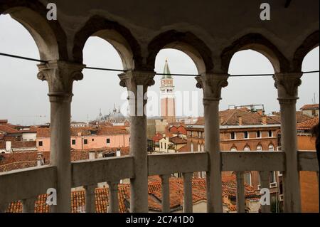 Europa, Italien, Venetien, Venedig. Stadt an der Adria-Lagune gebaut. Stadt der Wasserkanäle statt Straßen. Hauptstadt der Serenissima Republik Venedig. UNESCO-Weltkulturerbe. Wendeltreppe des Palazzo Contarini del Bovolo. Panorama der Stadt von der Wendeltreppe des Palazzo Contarini. Klingeln Stockfoto