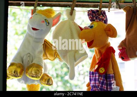 Kinderspielzeug wird auf Wäscheklammern getrocknet. Weiches Spielzeug hängt an einer Wäscheleine, Spielzeug wird mit Wäscheklammern fixiert. Stockfoto