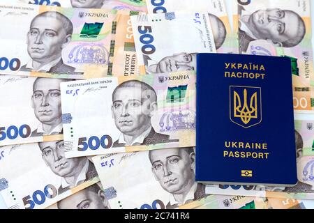 Ausländische biometrische Pass mit Inschrift in Ukrainisch - Pass Ukraine, mit neuen Banknoten 500 Griwna. Konzept von Geld, Urlaub, Reisen, Stockfoto